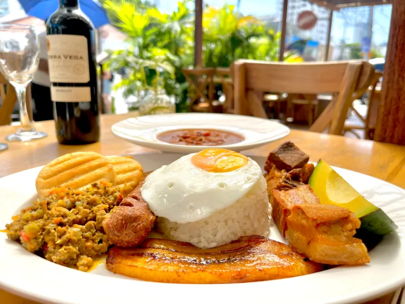 Bandeja Paisa - Comida de Colombia