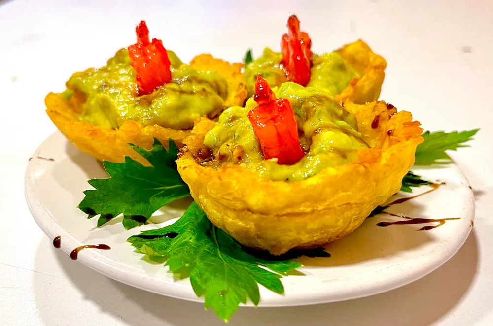 cena-de-san-silvestre-en-cartagena-entrada-canastillas-de-latano-rellenas-con-guacamole-camarones-caramelizados