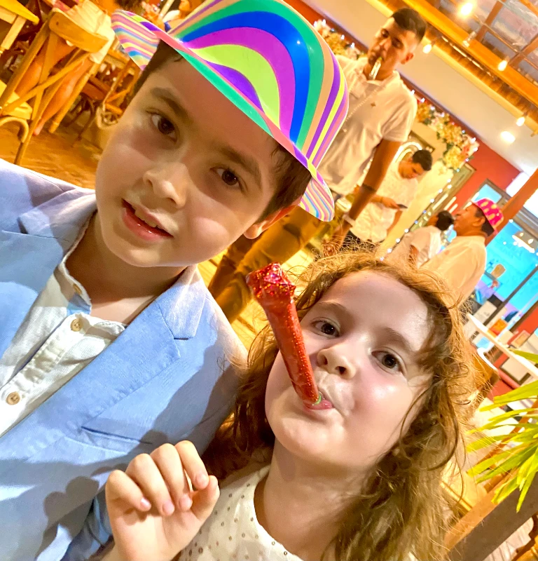 Niños celebrando San Silvestre en Cartagena en 2023