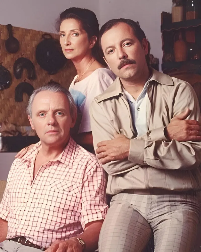 Anthony Hopkins y Ruben Blades en la pelicula One Man's War (1991)