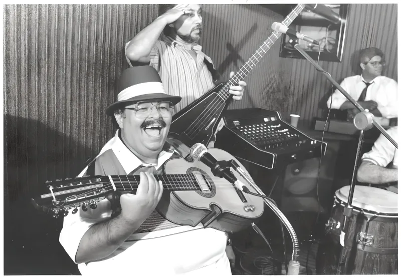 Yomo Toro en el studio